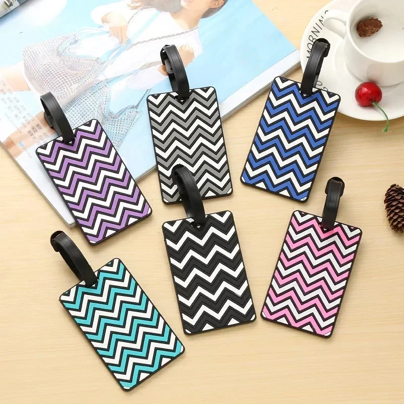 Men Accessories Name - เรขาคณิตแท็กกระเป๋าเดินทางสําหรับผู้หญิงผู้ชาย PVC ชื่อสัมภาระแท็กกระเป๋าเดินทางที่อยู่ผู้ถือป้ายอุปกรณ์เสริมการเดินทาง
